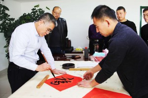 妙筆丹青描萬福，墨香四溢喜萬家             ——新能源公司開展“送萬福進萬家”活動