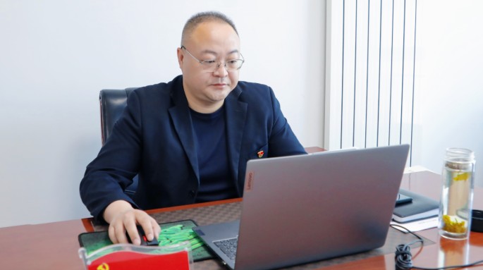 不負(fù)耕耘 爭做時(shí)代奮斗者——記甘肅建投2023—2024年勞動(dòng)模范 李萬榮